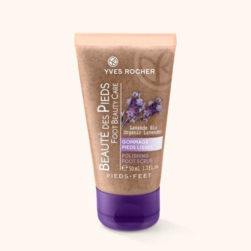 <strong>Gommage Beauté des pieds</strong><br />Gommage pieds lisses à l’huile essentielle de lavande bio et à la poudre de noyaux d’abricots, pour des pieds tout doux et (surtout) sans rugosités qu'on affiche fièrement tout l'été. Pensez ensuite à appliquer une crème hydratante pour les pieds et le tour est joué.<br /><br /><i>Prix: 59 DH en magasin</i>