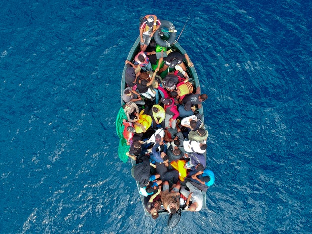 Photo aérienne d'un bateau de migrants sauvés dans le détroit de Gibraltar, le 8 septembre dernier.