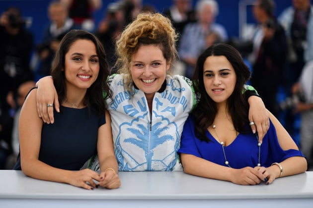 Meryem Benm’Barek entourée de ses actrices, Maha Alemi et Sarah Perles