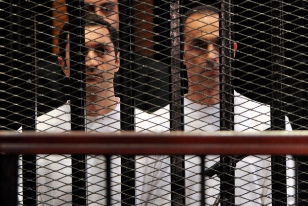 Alaa et Gamal Mubarak, fils de l'ancien président égyptien Hosni Mubarak, lors de leur procès au Caire, en août 2011.