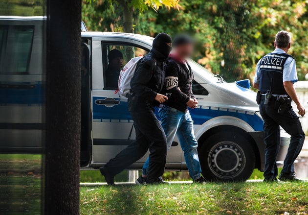 Mutmaßliche Rechtsterroristen, die am Morgen in Bayern und Sachsen festgenommen wurden, erreichen den Bundesgerichtshof in Karlsruhe.