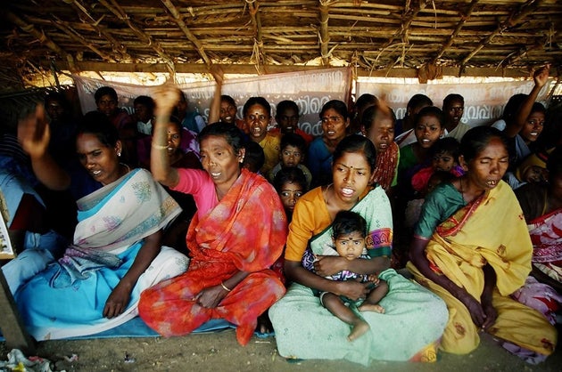 Kanniyammal (red saree) and other women agitators of Plachimada.