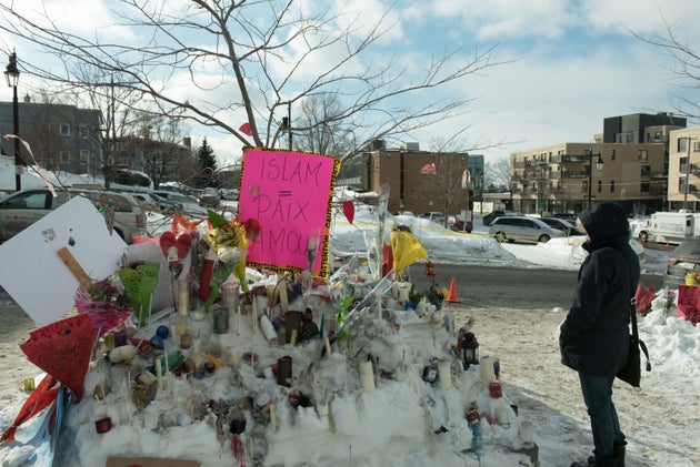 Des fleurs et messages devant la Grande mosquée de Québec, le 31 janvier 2017, après la tuerie perpétrée par Alexandre Bissonnette.