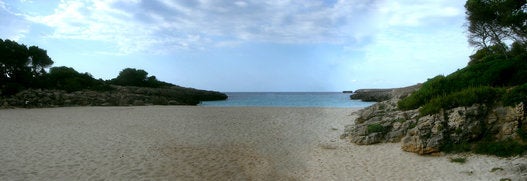 Aunque cueste creerlo, aún quedan playas en España libres de la masificación turística y del movimiento veraniego al que estamos tan acostumbrados en vacaciones, especialmente en las zonas costeras. Al sur de Ciutadella, con aguas brillantes y turquesas, aislada y alejada de las aglomeraciones, se encuentra esta pequeña cala, enormemente bella y solitaria.
Foto: FLICKR/BOLADEVIDRE