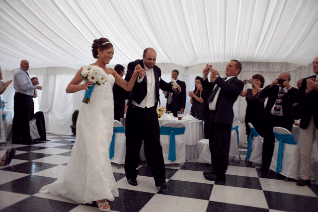 Mejor esperar. Tradicionalmente el orden solía ser, explica Blanco: "primero, padrino y novia; luego, madrina y novio; por último, los novios". Ahora el momento ideal es cuando salgan los novios.