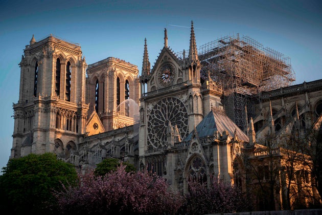 Los bomberos temen por el frontón de las fachadas laterales de Notre Dame