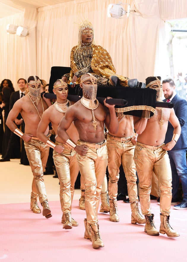 Porter getting carried into the Met Gala.