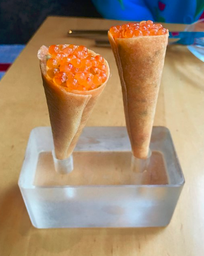 Jaleo se sitúa en pleno centro de Washington, un lugar único para revivir los auténticos sabores de la gastronomía española, con un ambiente festivo, elegante e informal. Su creador fue nombrado una de las 100 personas más influyentes por la revista Time en 2012 y 2018. Hablamos del chef Jose Andrés, responsable de 31 restaurante en todo el mundo. En Jaleo destacan tanto las tapas, como sus sabrosas paellas, tablas de quesos para acompañar con un buen vino o cono de salmón crudo con huevas de trucha. Además, allí se puede degustar otras opciones muy castizas como flauta de jamón ibérico de bellota, pisto manchego con huevos,codorniz en escabeche o calamares en su tinta. ¡Una de las mejores experiencias culinarias de España fuera de nuestras fronteras!