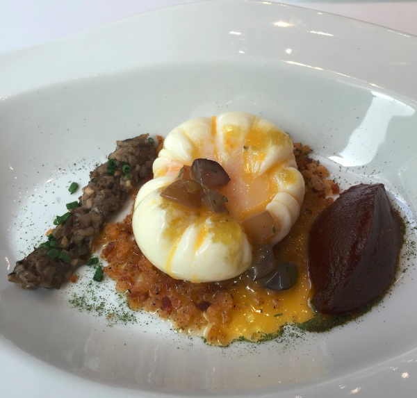 El restaurante Ametsa está localizado en el Hotel The Halkin by Como de Londres. Creado por dos conocidos chefs del País Vasco, Juan Mari y Elena Arzak, es un lugar muy especial, ya que ha sido el primer restaurante español en Reino Unido que logra una estrella Michelín. Aquí se llevan a cabo las mejores técnicas culinarias y utilizan la mejor materia prima, además se ofrence platos tan sabrosos como la piel de rape con puré de guindillas, bogavante con aceite blanco, o vieiras con mandioca. Un lugar degustar la mejor combinación de sabores españoles en otra ciudad. 