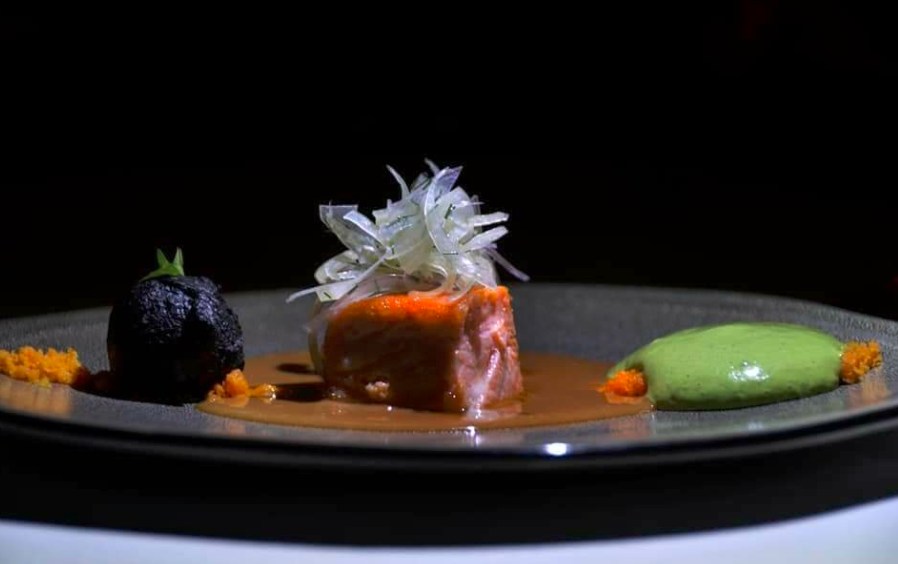Martín Berasatagui, uno de los cocineros españoles con más estrellas Michelin, está detrás del restaurante Tempo de Cancún, un lugar inspirado en los productos del mar y en la gastronomía vasca. Este elegante local se caracteriza por ofrecer una cocina de vanguardia para los paladares más exquisitos con el mejor género de la tierra, el mar y el campo, sin olvidar la tradición de nuestra gastronomía. En su carta encontramos platos como aguachile de pescado blanco y texturas de manzana verde, ravioli de hongos y lascas de jamón ibérico o langosta con costra de arrozinflado. ¡El lugar perfecto para degustar sabores incomparables!
