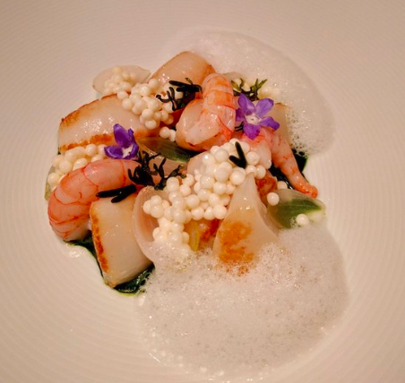 El restaurante Cinco es el primer proyecto del chef catalán Paco Pérez en el extranjero. Ubicado Berlín, cuenta con una estrella Michelin. Éste es un local moderno y vanguardista de cocina mediterránea y tapas inspiradas en nuestra gastronomía para estimular todos tus sentidos. Su carta ofrece platos variados como arroz meloso mar y montaña, piñones a la catalana con pasas y espinacas o butifarra negra.