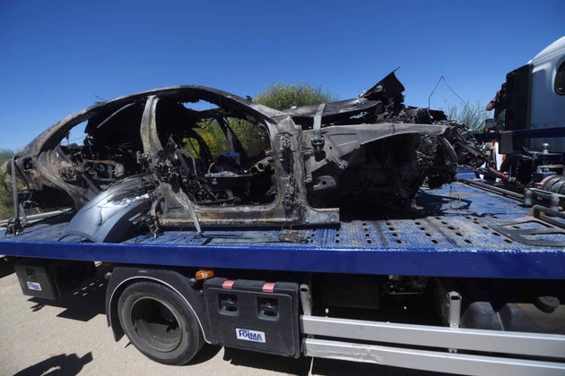 La grúa se lleva el coche calcinado de José Antonio Reyes, el pasado sábado.