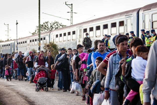 Zakany, Hongrie - 5 octobre 2015: Réfugiés de guerre à la gare de Zakany, en Hongrie sur le chemin de l'Allemagne.