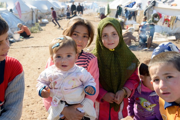 Atmeh, Syrie - 14 janvier 2013: Syriens déplacés à l'intérieur du pays, y compris des enfants, dans un camp de réfugiés situé à Atmeh, en Syrie, près de la frontière turque.
