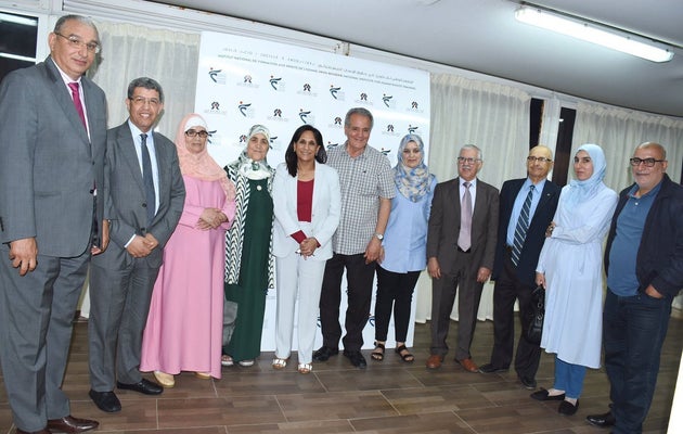 Amina Bouayach présidente du CNDH, entourée de membres du Conseil national des droits de l’Homme et de membres de familles des détenus du Hirak.