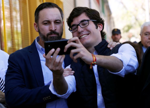El líder de Vox, Santiago Abascal, y un simpatizante del partido de ultraderecha tomándose un selfie.
