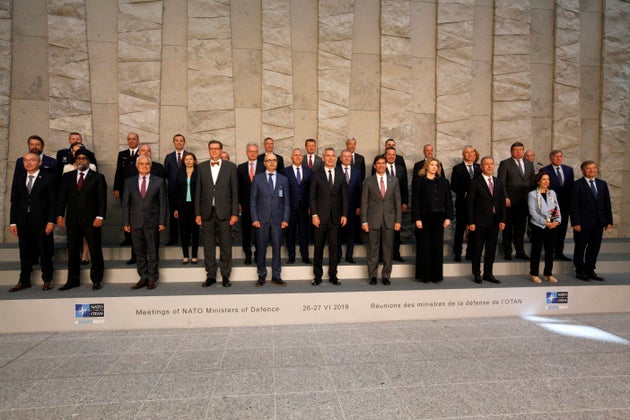 Foto de familia de los ministros de Defensa de la OTAN, en Bruselas, este jueves.