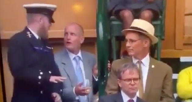 Woody Harrelson, con expresión de absoluta estupefacción, como si no entendiera por qué la vida es tan injusta.