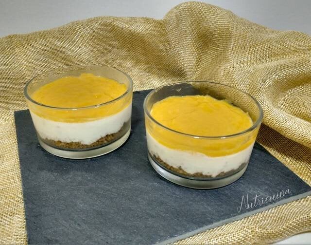 Ingredientes: mango, queso de untar, yogur griego, leche o bebida vegetal, gelatina neutra, stevia y almendra picada.Sigue aquí la receta