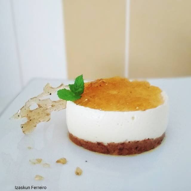 Ingredientes: nata para montar, queso de untar, azúcar, gelatina en polvo, galletas, mantequilla, miel, zumo de limón y jengibre. Sigue aquí la receta
