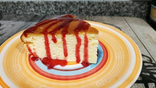 Ingredientes: harina de repostería, huevos, maicena, azúcar glass, cremor tárataro, queso crema, mantequilla, leche, zumo de limón y sal.Sigue aquí la receta