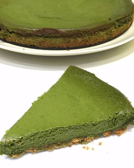 Ingredientes: mantequilla, galletas, queso de untar, huevos, nada, azúcar blanco, harina y Matcha.Sigue aquí la receta