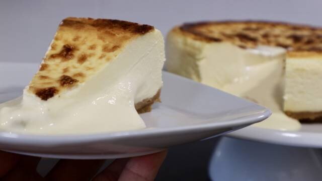 Ingredientes: galletas maría, mantequilla, nata, queso crema, queso fresco, huevos y leche condensada.Sigue aquí la receta