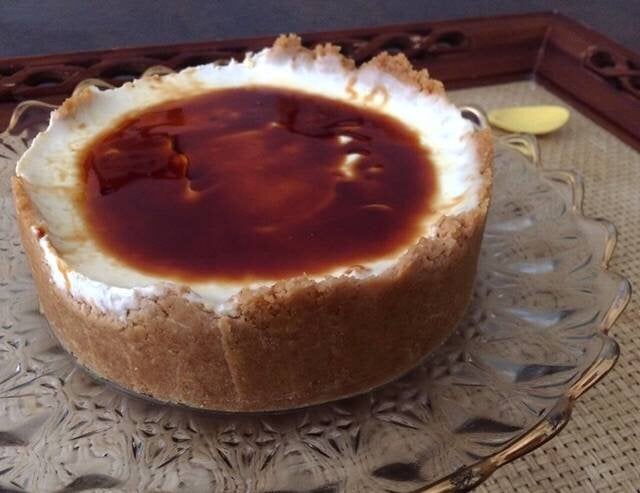 Ingredientes: gallegas, mantequilla sin sal, queso de untar, leche, gelatina neutra, nata, azúcar y caramelo líquido.Sigue aquí la recetaBase 40 Galletas Digestive 50 gr Mantequilla Sin Sal Crema 500 gr Queso de Untar 1/2 Vaso Leche 1 Sobre Gelatina neutra en polvo 200 ml Nata 50 gr Azúcar Caramelo líquido