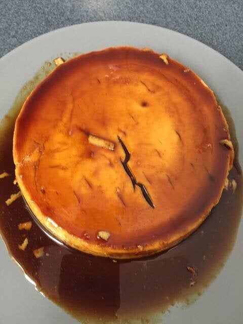 Ingredientes: leche condensada, queso de untar, huevos y caramelo líquido.Sigue aquí la receta