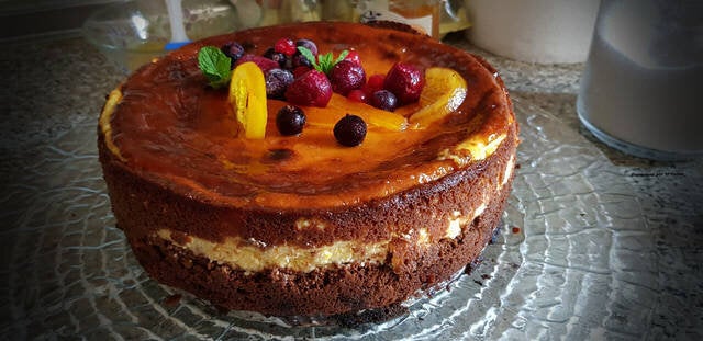Ingredientes: chocolate negro, azúcar moreno, mantequilla, harina de trigo, huevos, sal, queso de untar, nada, zumo de naranja, ralladuras de una naranja, azúcar blanco, yogur griego, mermelada de naranja, fécula de maíz y mermelada de naranja.Sigue aquí la receta