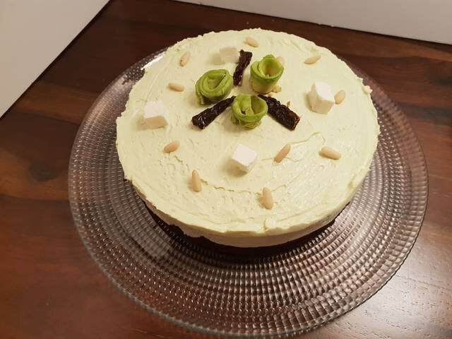Ingredientes: piñones, parmesano, galletas saldas, mantequilla, aguacates, zumo de limón, queso de untar, queso feta, sal, pimienta y tomates secos en aceite.Sigue aquí la receta