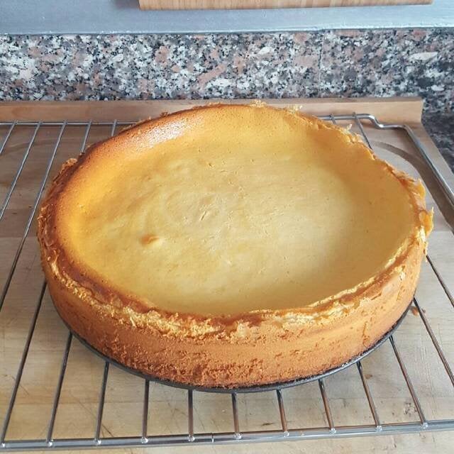 Ingredientes: galletas, queso de untar, harina, mantequilla, azúcar moreno, azúcar blanco, huevos, Baileys y nata para montar.Sigue aquí la receta