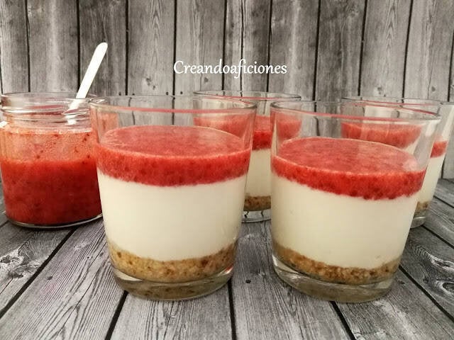 Ingredientes: queso fresco batido, esencia de vainilla, fresas, azúcar, zumo de limón, chía, avellanas, dátiles y aceite de coco.Sigue aquí la receta