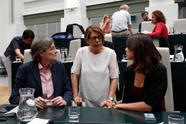 Inés Sabanés, entre Rita Maestre y Marta Higueras.