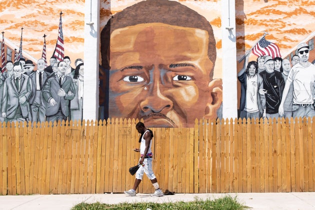 Un joven cruza ante el mural dedicado a Freddie Gray, muerto a golpes por la Policía de Baltimore en 2015.