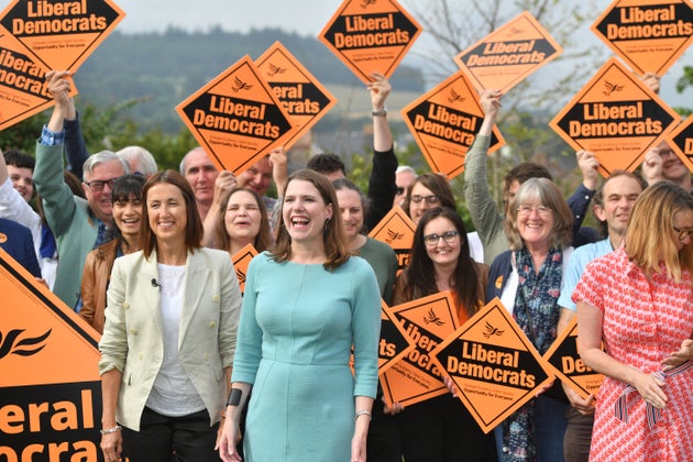 Jo Swinson y Jane Dodds, festejando los resultados en Gales para los Liberal Demócratas.