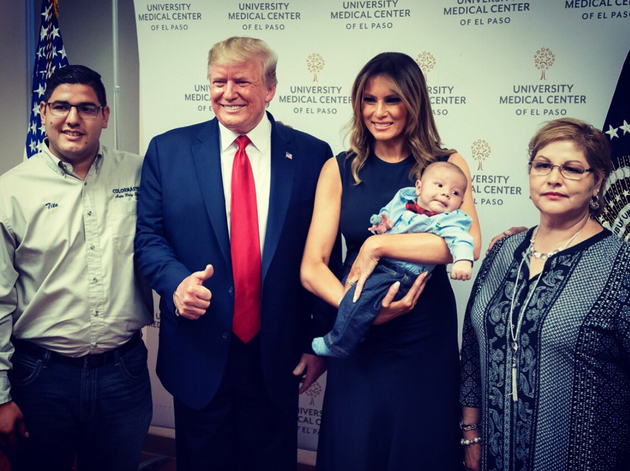 Donald y Melania Trump, con tres supervivientes de El Paso, el bebé entre ellos.