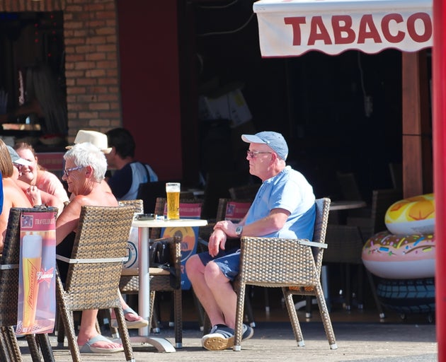 Un anciano británico toma una caña en una terraza española.