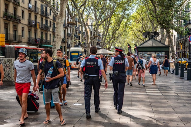 Una pareja de Mossos, patrullando por Las Ramblas de Barcelona.