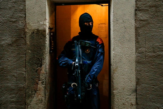 Un mosso d'esquadra armado con un subfusil en una calle de Barcelona.