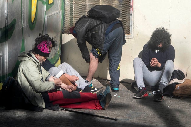 Un grupo de adictos se inyecta droga en el barrio barcelonés de El Rav