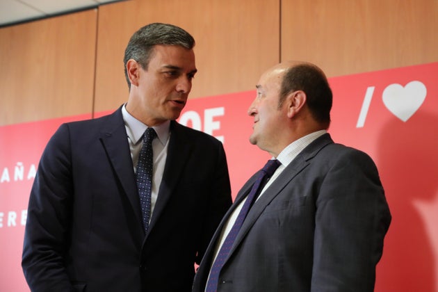 El presidente del Gobierno en funciones, Pedro Sánchez, y el presidente del PNV, Andoni Ortuzar.