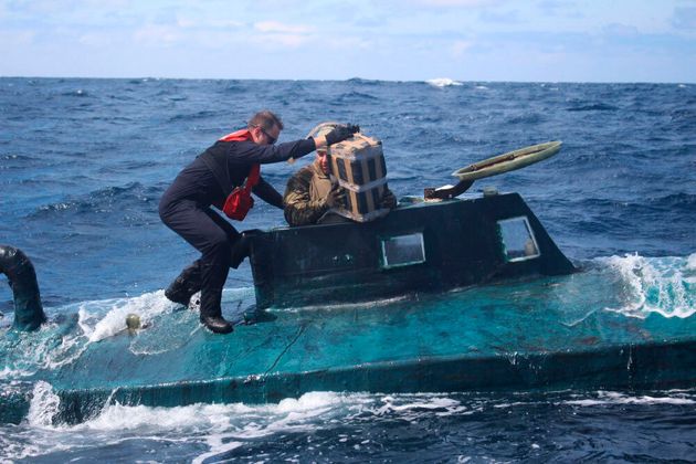 지난 9월 미국 해안경비대가 시장 거래 가격 1억6500만 달러어치의 코카인을 실은 잠수함을 나포하는 장면. (U.S. Coast Guard via