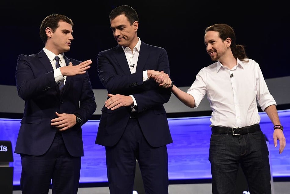 Noviembre de 2015. Los líderes de Ciudadanos, PSOE y Podemos debaten antes de las elecciones del 20 de dicembre. Pedro Sánchez y Pablo Iglesias no paran de afearse el uno al otro para conseguir ser el líder de la izquierda.