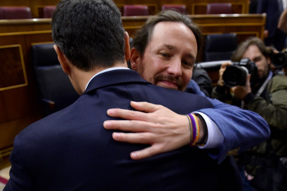 1 de junio de 2018. Pedro Sánchez consigue llevar a cabo la moción de censura a Mariano Rajoy y se convierte en el nuevo Presidente del Gobierno gracias a los votos, entre otros, de Unidos Podemos. Su relación se vuelve más cálida.