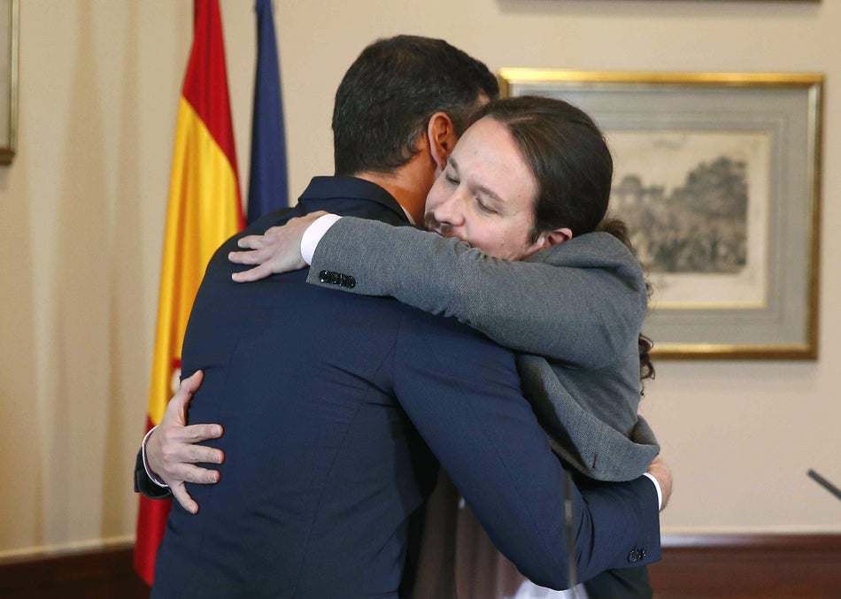 12 de noviembre de 2019. Quédate con alguien que te abrace como Pablo a Pedro y que pase de no dormir tranquilo contigo a dormir contigo en el mismo colchón. Los líderes de PSOE y Unidas Podemos cierran, por fin, un acuerdo de gobierno después de las repetición electoral del 10 de noviembre.