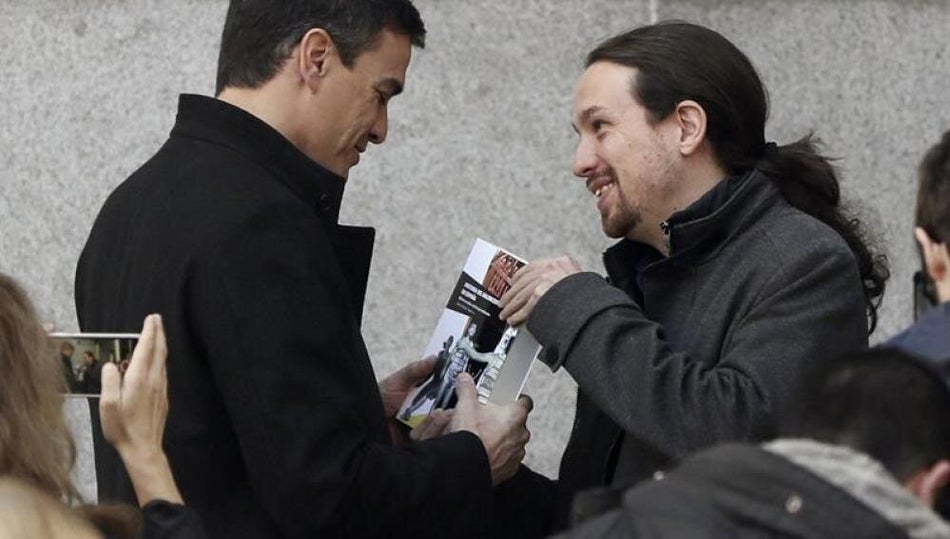 30 de marzo de 2016. No tiran la toalla y siguen intentando llegar a un pacto. Pablo le regala a Pedro el libro "Historia del Baloncesto en España" con una dedicatoria que ponía: "Es bueno empezar por lo que nos une. Un abrazo. Pablo Iglesias".