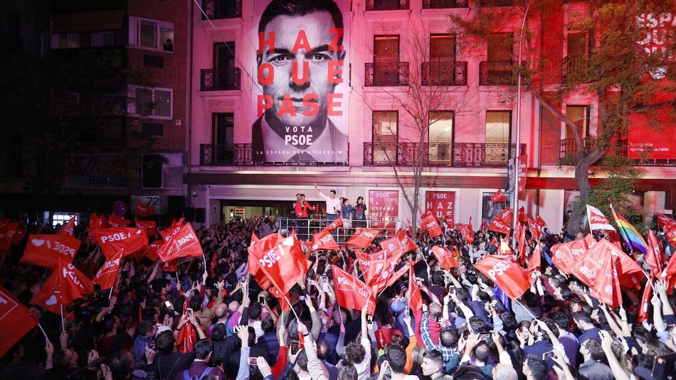 28 de abril de 2019. Pedro Sánchez gana las elecciones y la militancia que va a la sede del PSOE a celebrarlo le grita "Con Rivera no".
