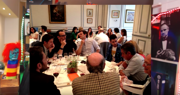 La fotografía en la que Auron Play está en la mesa con Risto Mejide y Albert Rivera.