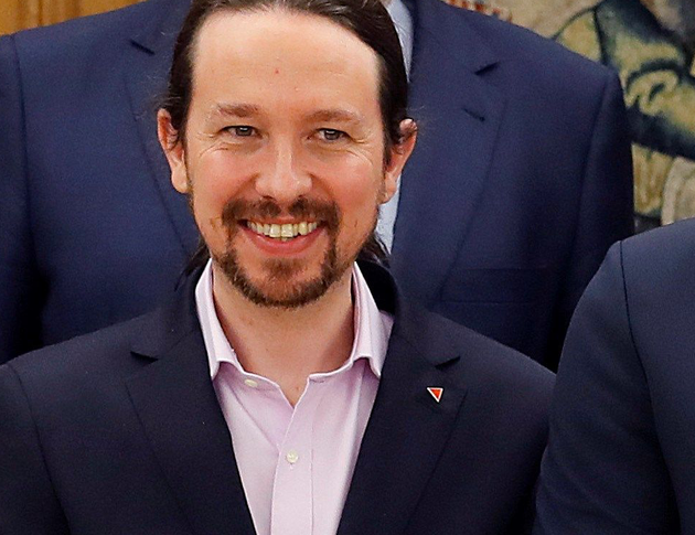 Pablo Iglesias con el pin antifascista